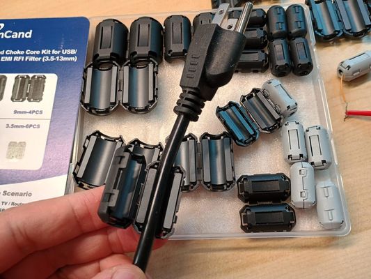 Vòng Ferrite Snap-On với Trở kháng 155 Ohm để Chống Nhiễu EMI/RFI và Tùy chọn Thiết kế Tùy chỉnh